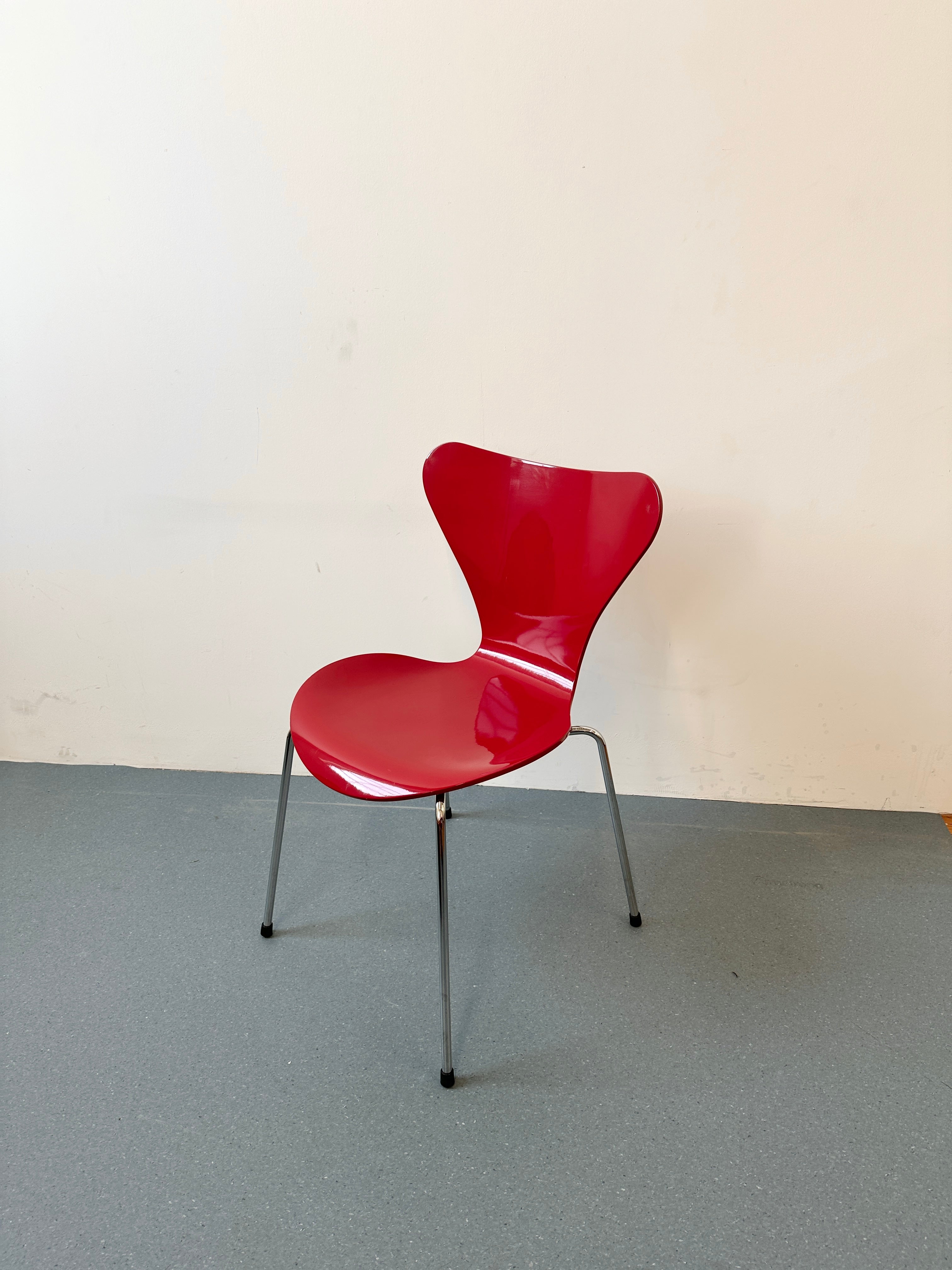 Fritz Hansen Series 7 Chair by Arne Jacobsen