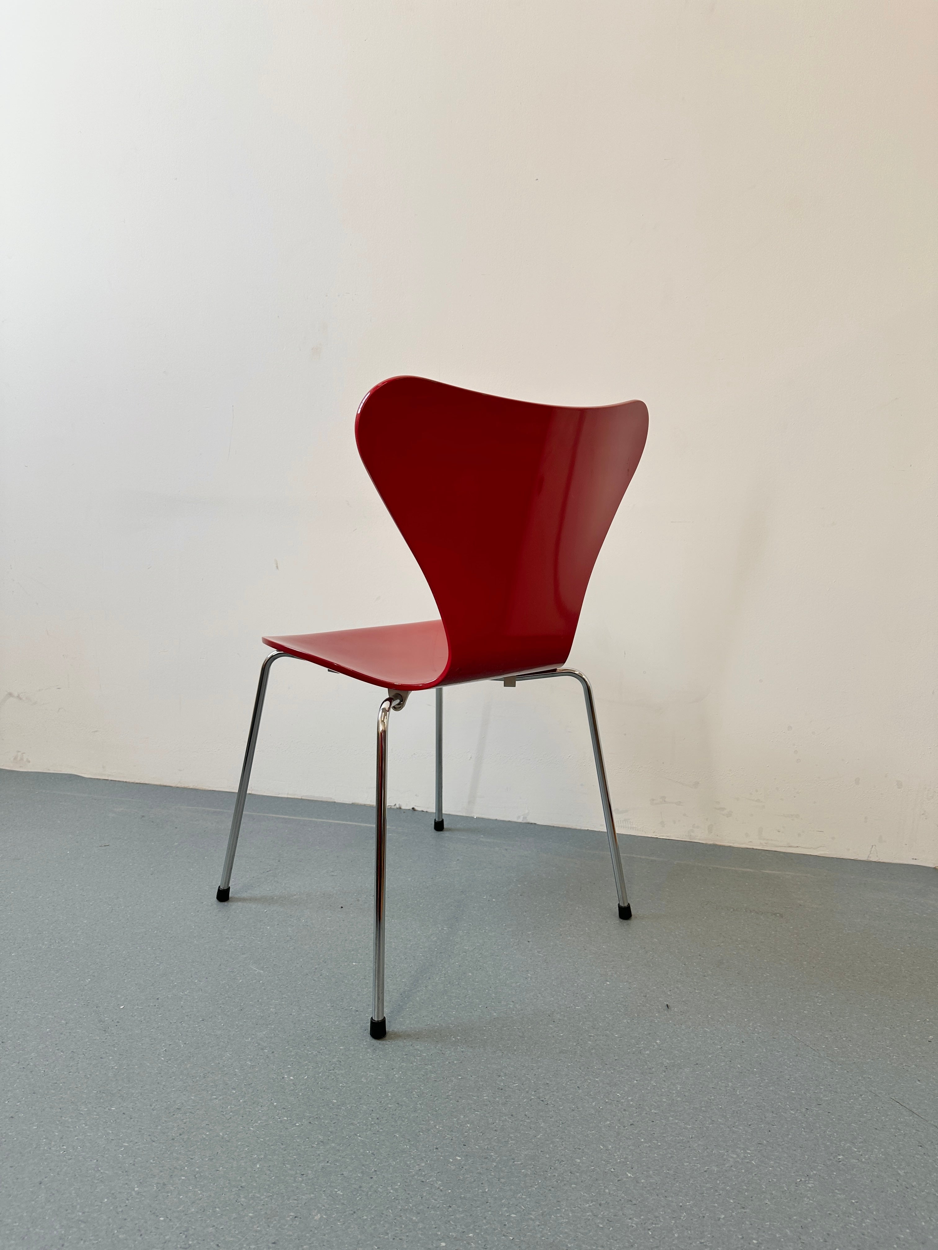 Fritz Hansen Series 7 Chair by Arne Jacobsen