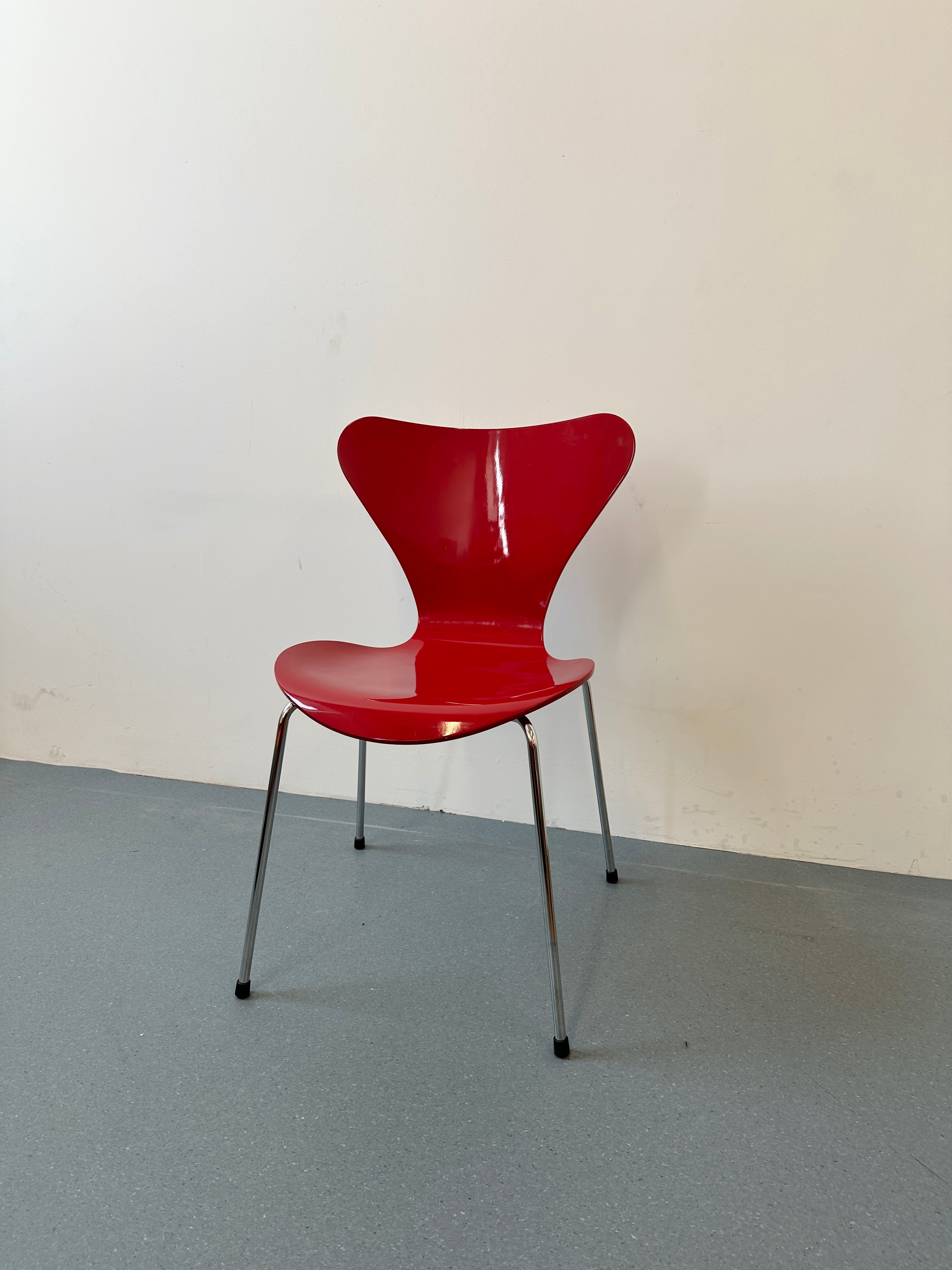 Fritz Hansen Series 7 Chair by Arne Jacobsen